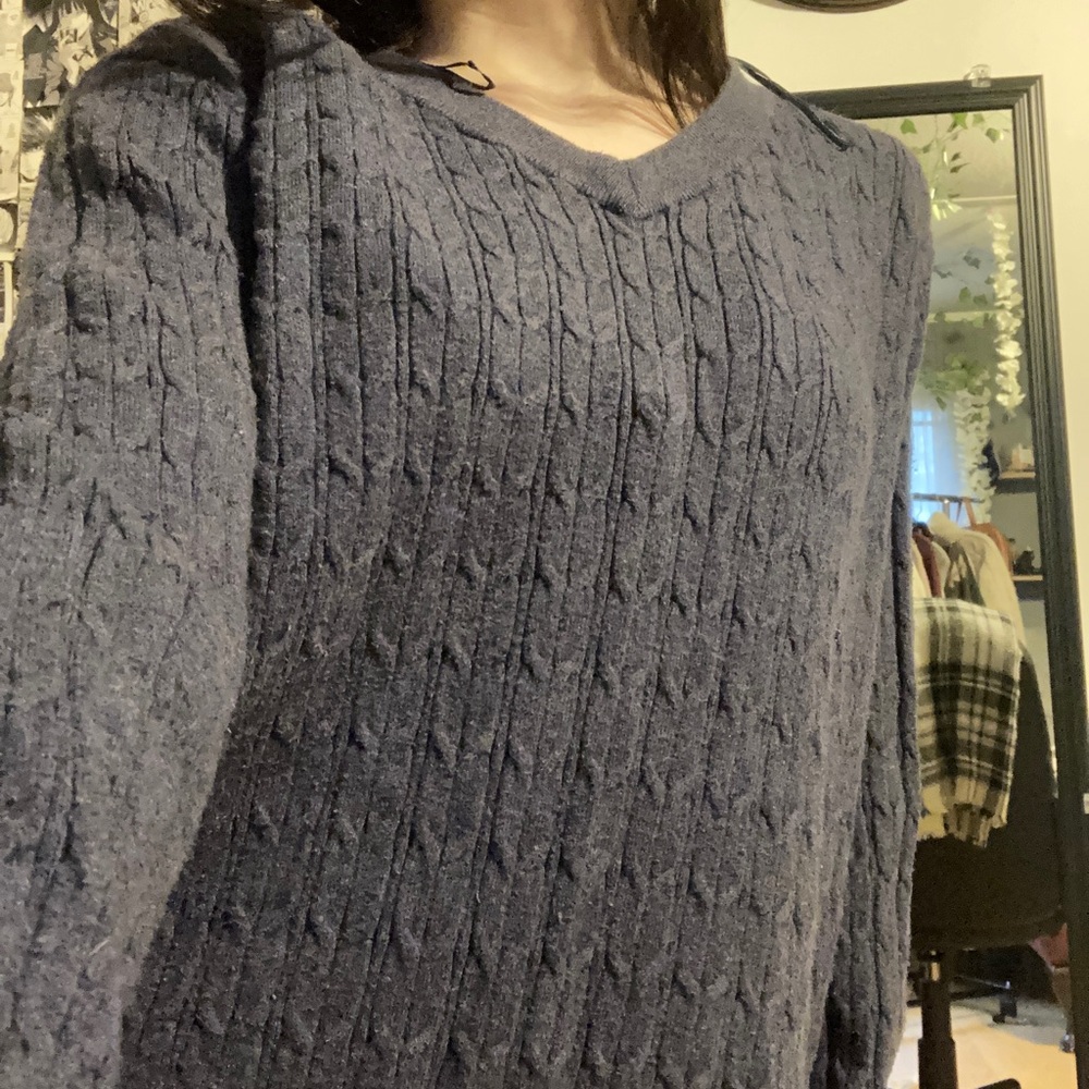 Navy blue V-neck light material sweater